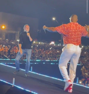 Prefeito de Caxias no palco com o cantor Leo Santana