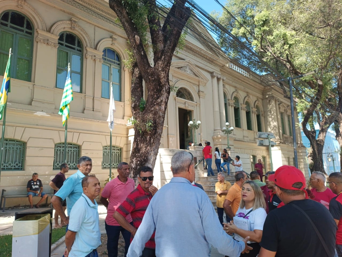 Protesto dos servidores públicos em frente à prefeitura