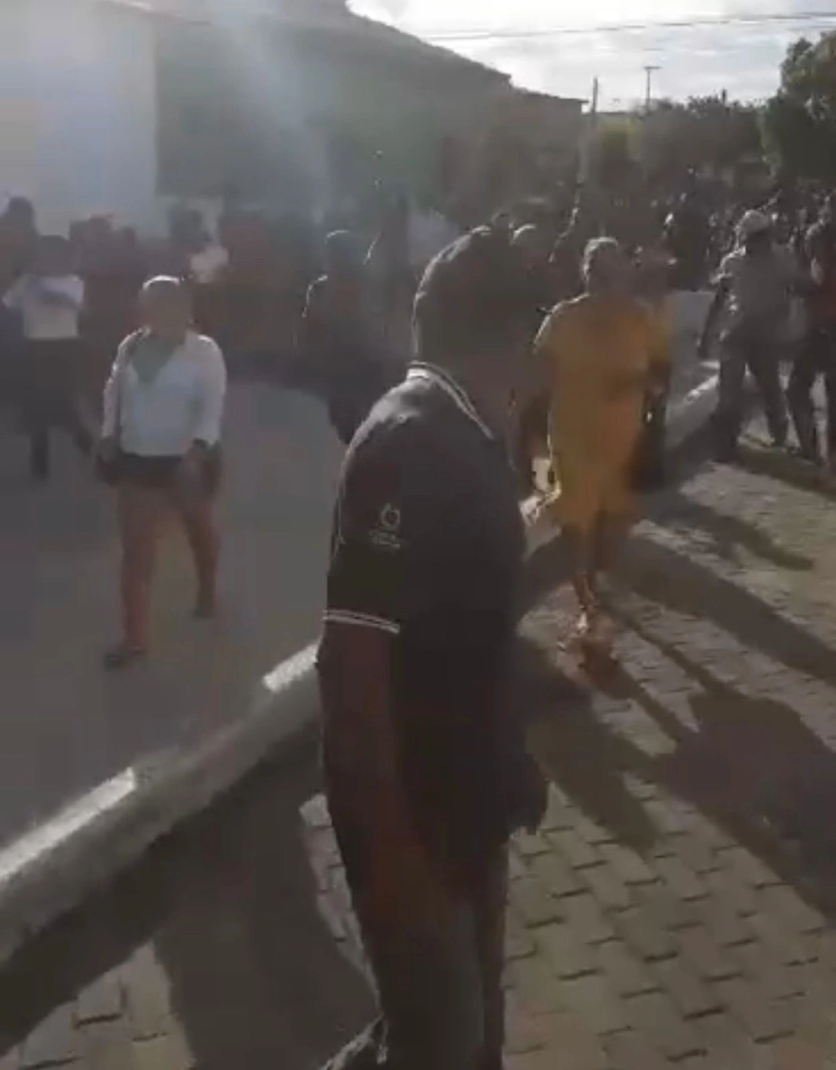 Representantes de sindicatos arrebentam portão e invadem Câmara Municipal no PI
