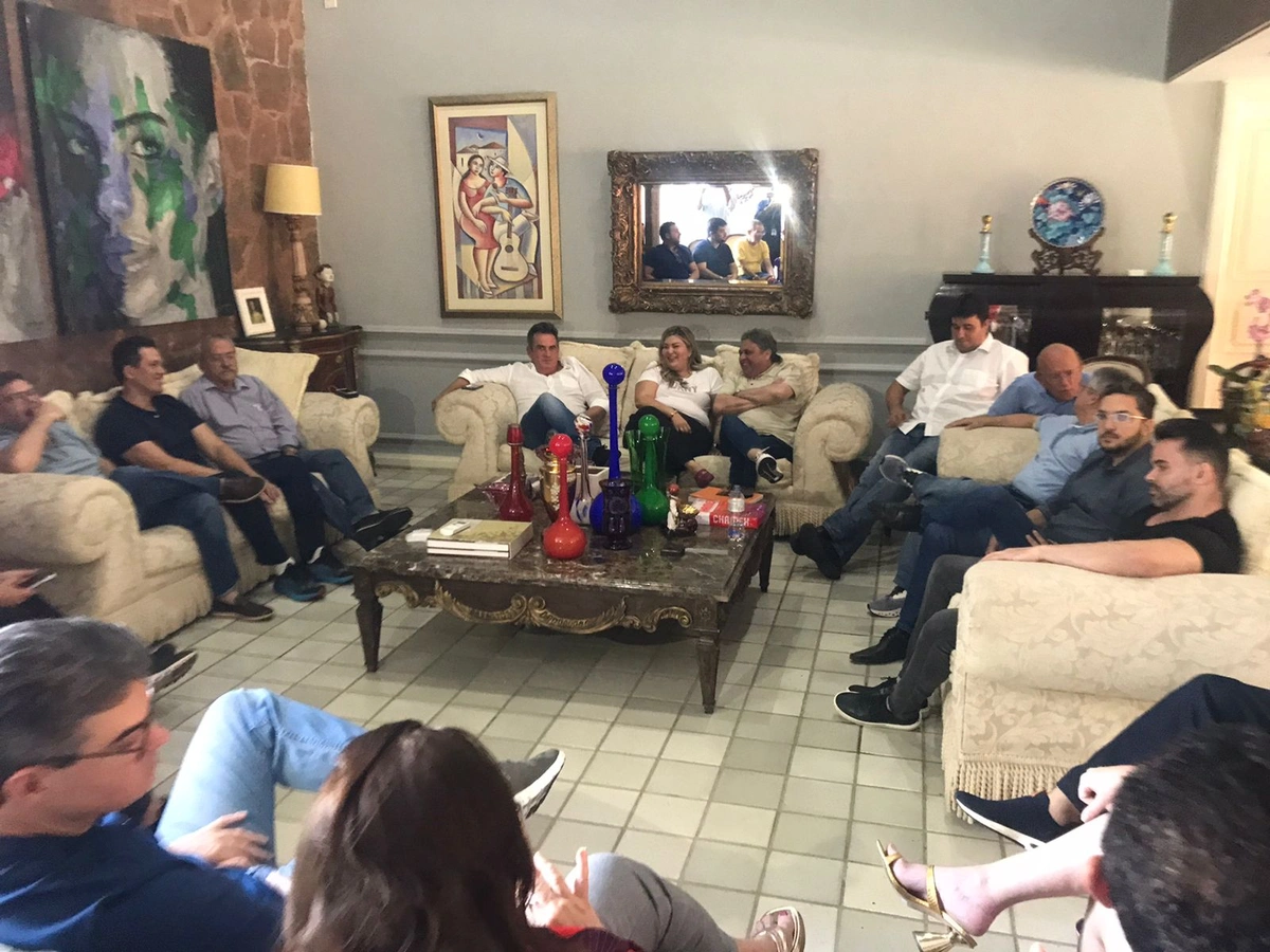 Senador Ciro Nogueira faz almoço com aliados