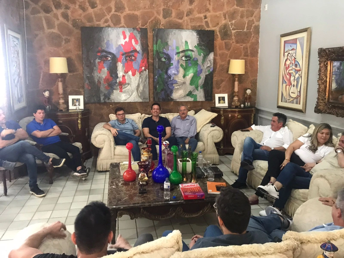 Senador Ciro Nogueira faz almoço com aliados
