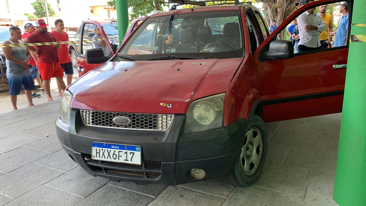 Carro atingido por tiros em Parnaíba