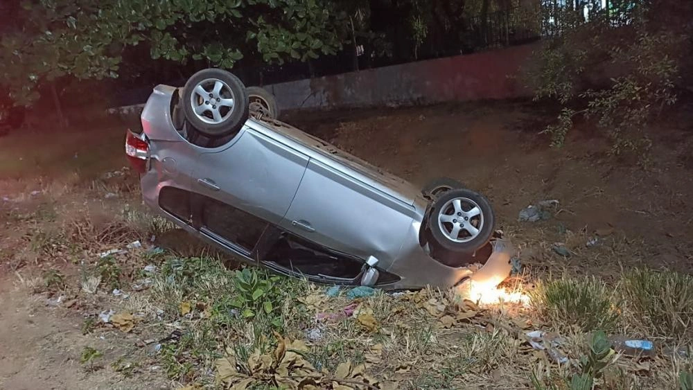 Carro capotou em Oeiras