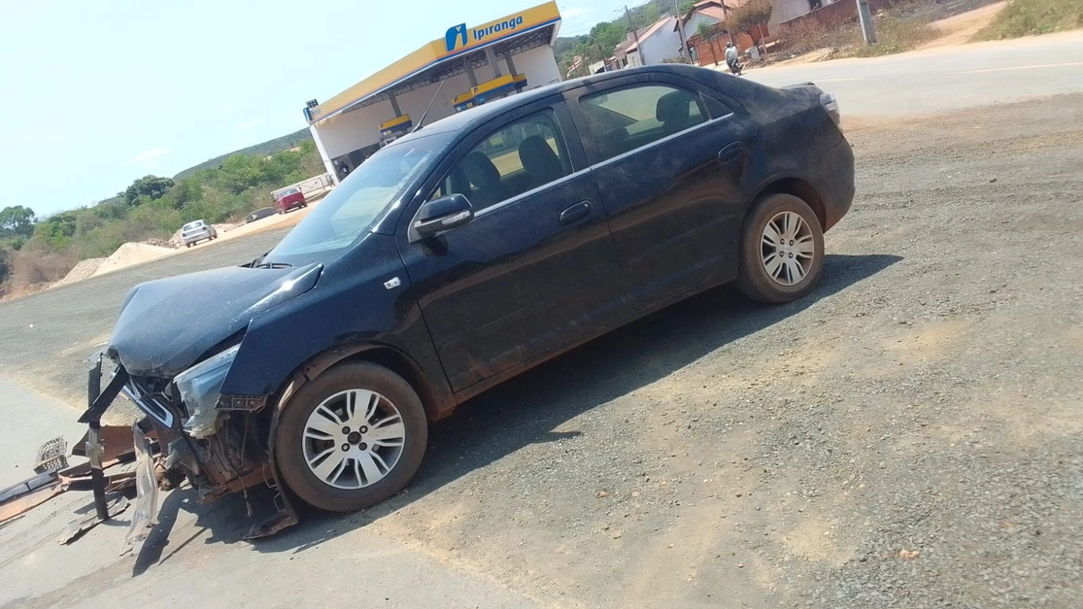 Carro invade BR e colide em caminhão na cidade de Demerval Lobão