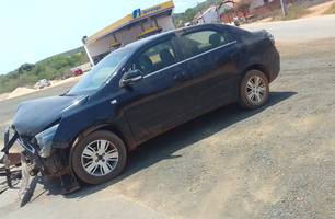 Carro invade BR e colide em caminhão na cidade de Demerval Lobão (Foto: Cícero Carlos)