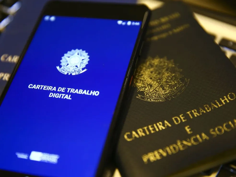 Carteira de trabalho em versões física e digital