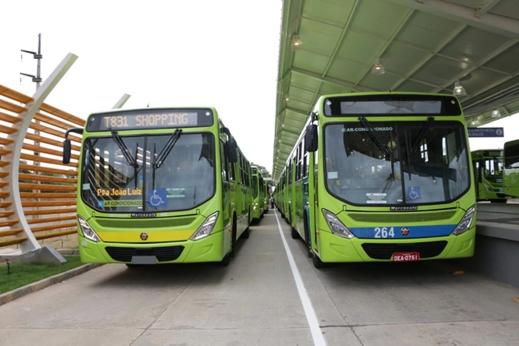 Ônibus em terminal de Teresina