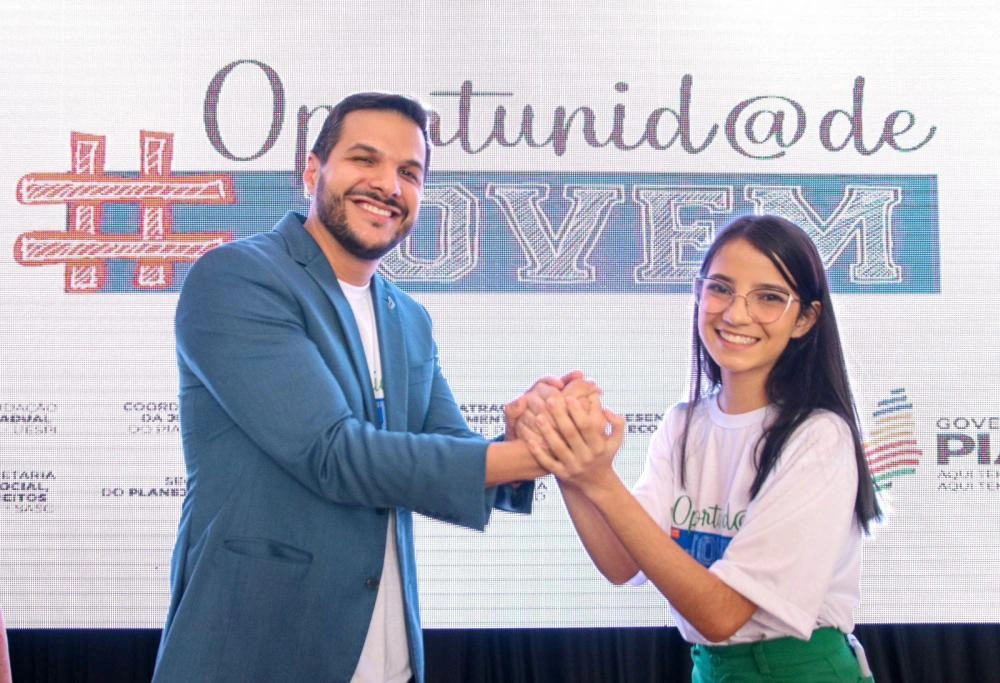 Secretário antecipa pagamento da 2ª parcela das bolsa estágio obrigatório