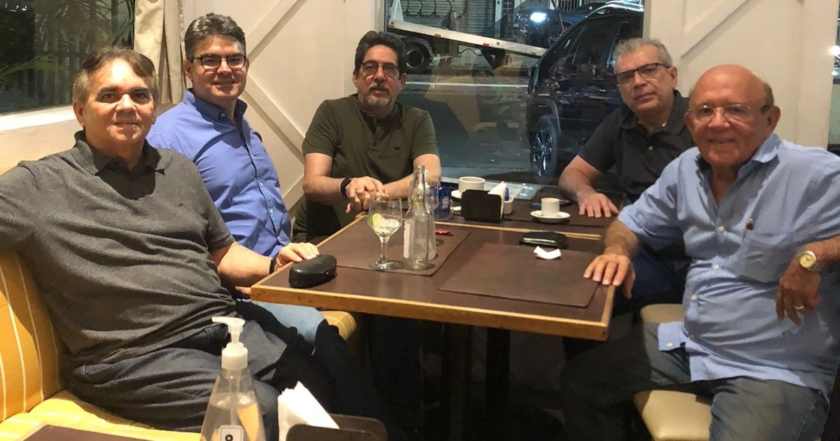 Tucanos reunidos para definição de filiações do partido.