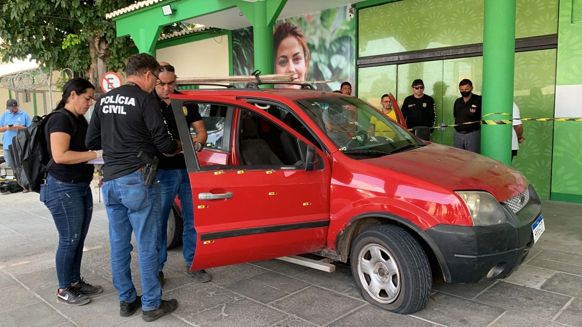 Veículo atingindo por tiros em Parnaíba