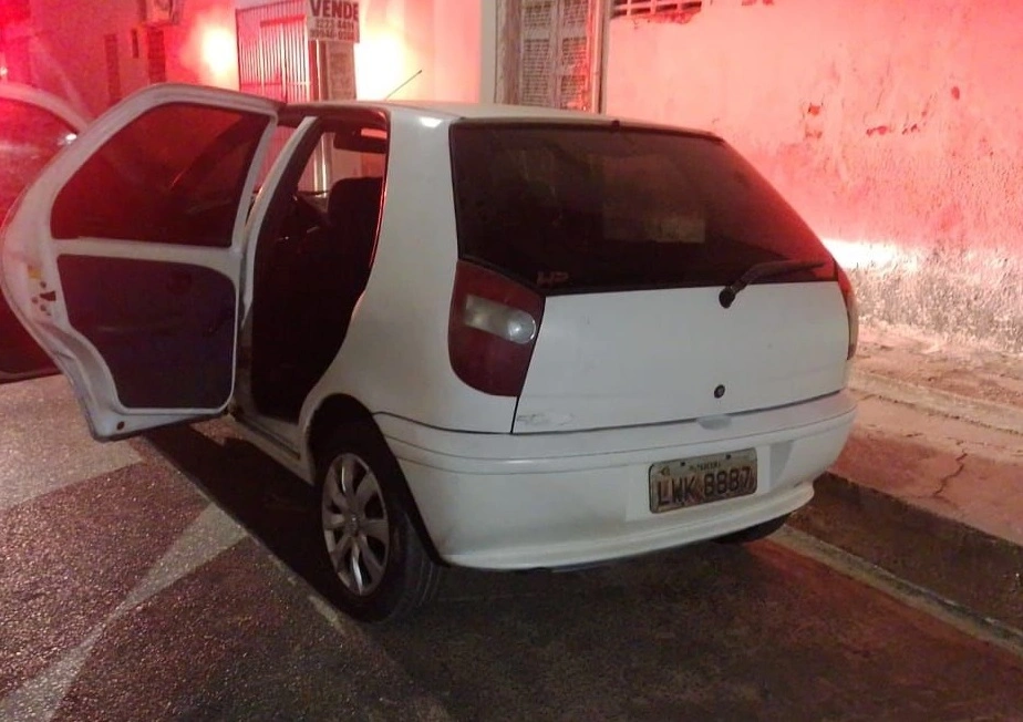 Veículo roubado é recuperado no bairro Tancredo Neves