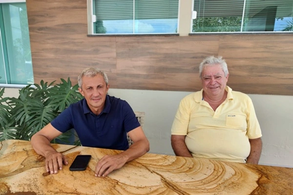 Acima o pré-candidato Nonatinho (de camisa azul) ao lado do prefeito Ferdinando Coutinho; adesão importante