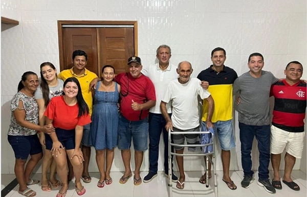 Acima o vereador Zé Augusto (de boné preto) ao lado de Nonatinho, parentes e lideranças políticas