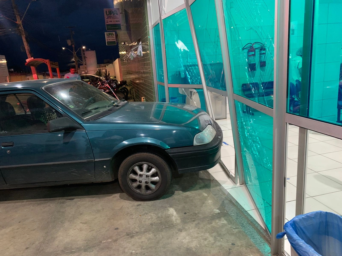 Carro invade e quebra vidros da UPA do Renascença em Teresina; motorista explica