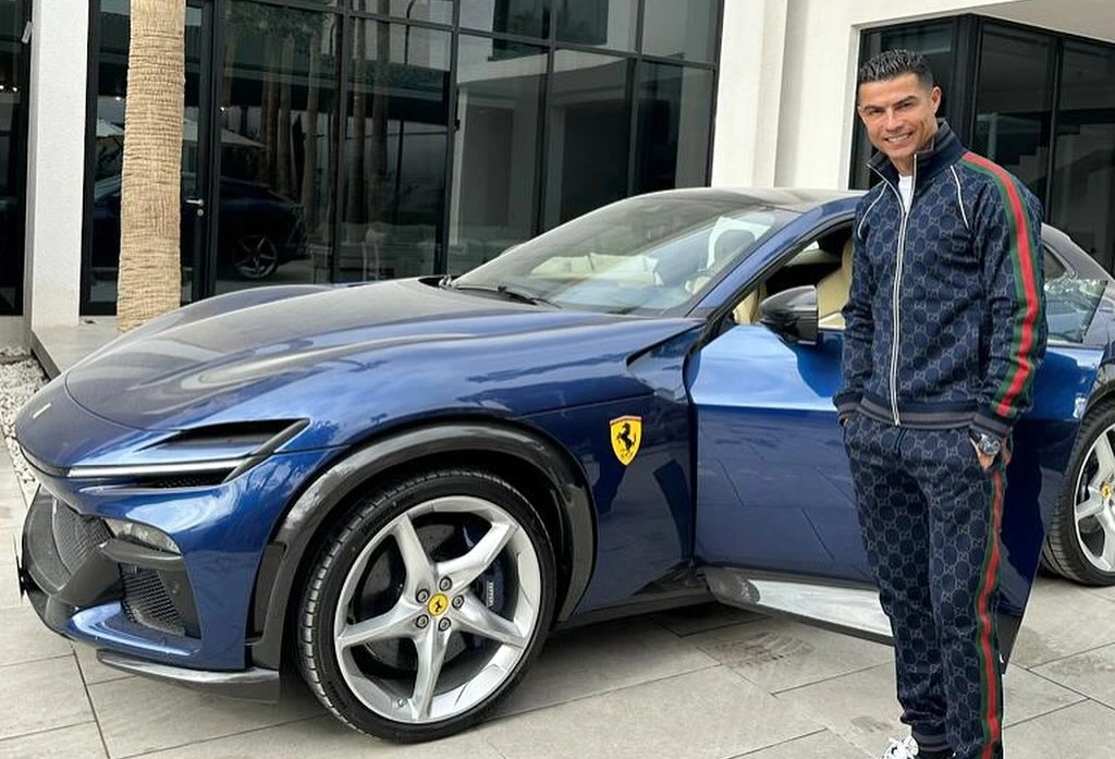 Cristiano Ronaldo posa ao lado de novo carro de luxo