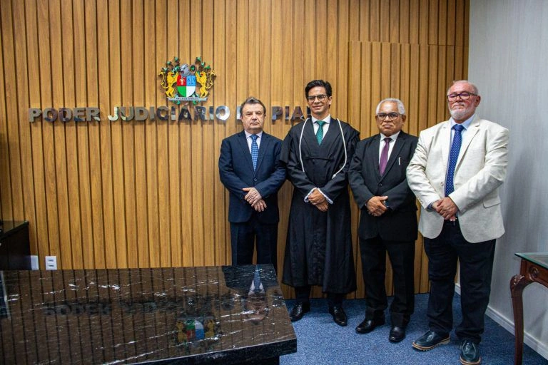 Desembargador Hilo de Almeida empossa novo magistrado substituto