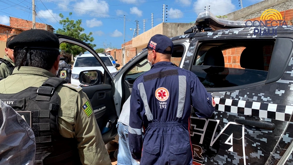 Dois homens são baleados dentro de um carro em Parnaíba