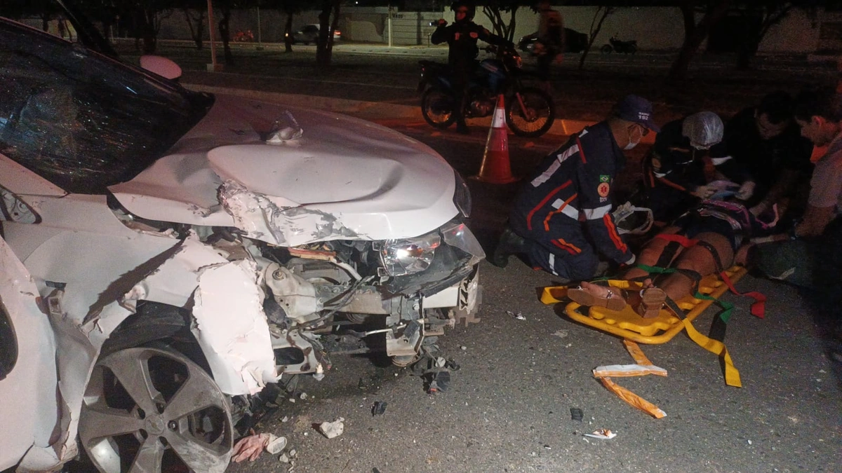 Duas pessoas ficam feridas após carro bater em poste em Parnaíba