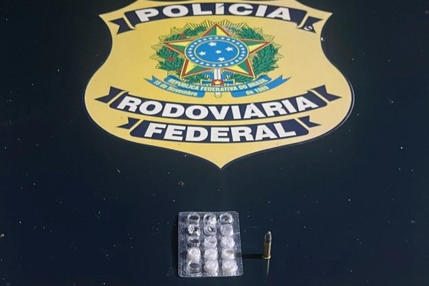 Mulher é presa pela PRF com comprimidos de rebite e munição em Parnaíba