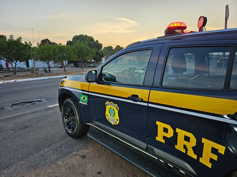 PRF apreende cerca de 10 mil peças de confecções sem documentação fiscal