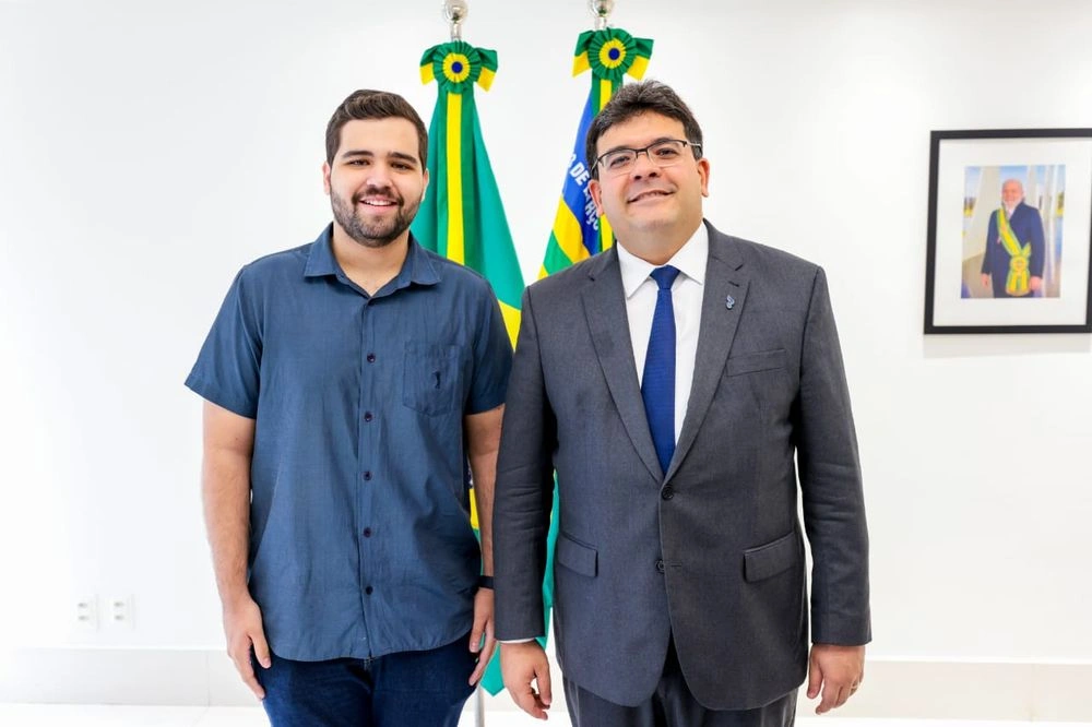 Rafael Fonteles recebe visita do piauiense de 22 anos aprovado em concurso para diplomata