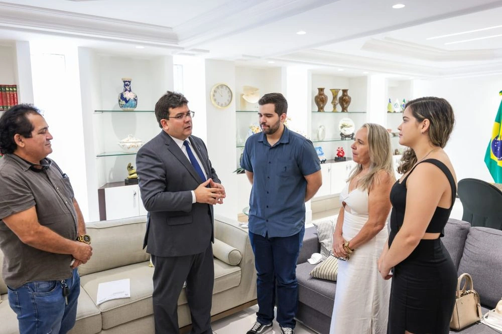 Rafael Fonteles recebe visita do piauiense de 22 anos aprovado em concurso para diplomata