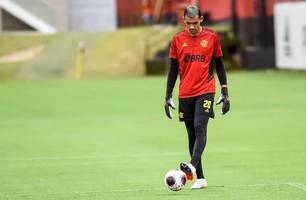 Santos em treino pelo Flamengo (Foto: Reprodução/Marcelo Cortes/CRF)