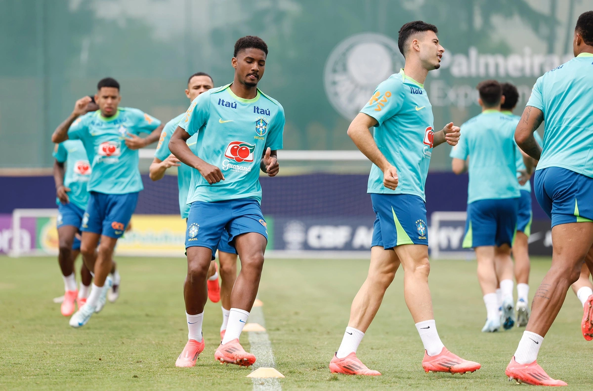 Abner participa do treino na Academia do Futebol do Palmeiras