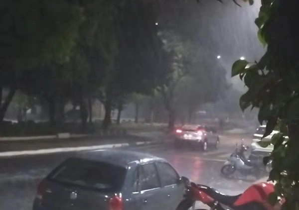 Acima veja aspecto da Avenida Paulo Ramos, centro de Timon, durante chuva à noite no final de setembro último