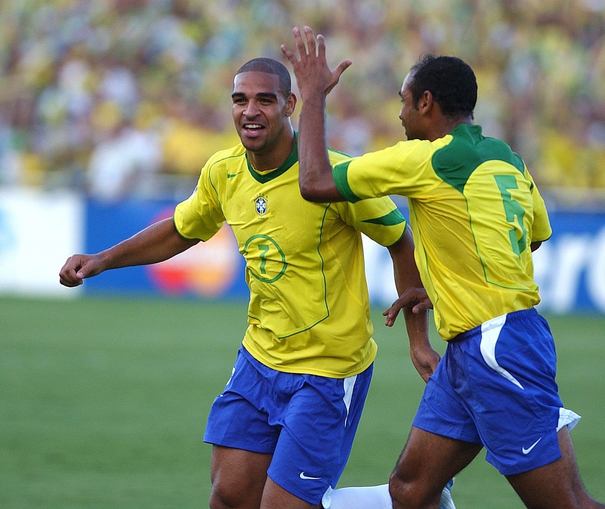 Adriano marcou três vezes na goleada do Brasil por 5 a 0 sobre o Chile, pelas Eliminatórias, em 4 de setembro de 2005, no Mané Garrincha