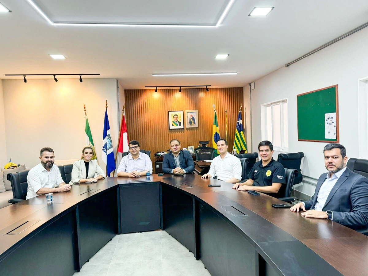 Deputada Bárbara do Firmino apresenta projeto para secretário de segurança
