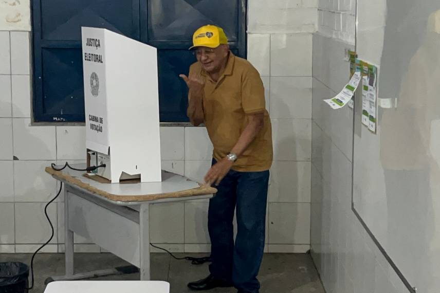 Dr. Pessoa vota na zona Sul de Teresina Dr. Pessoa vota na zona Sul de Teresina