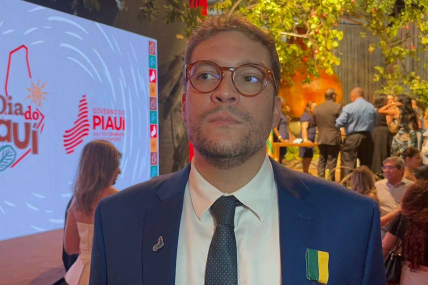 Empresário Thiago Monteiro recebe medalha do governador Rafael Fonteles