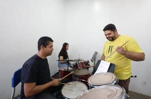 Escola de Música Possidônio Queiroz oferece cursos para 1.500 alunos (Foto: Reprodução)