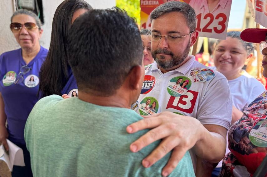 Fábio Novo lidera grande caminhada na reta final da campanha na zona Leste Fábio Novo lidera grande caminhada na reta final da campanha na zona Leste