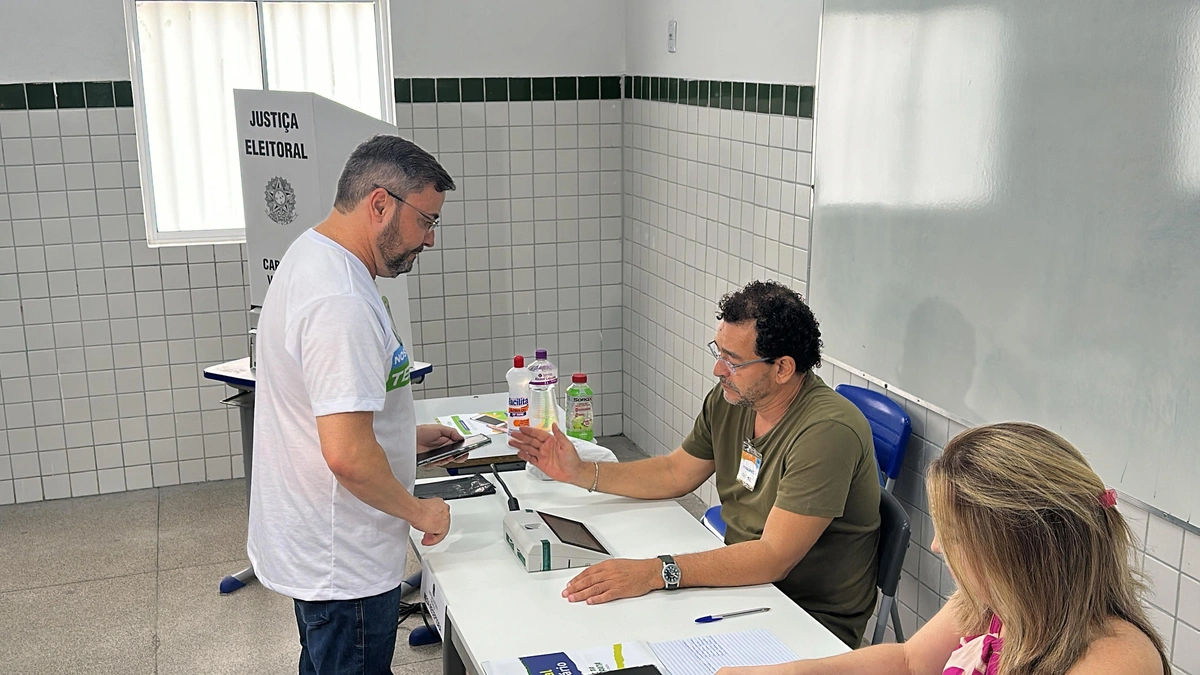 Fábio Novo vota na zona Leste de Teresina
