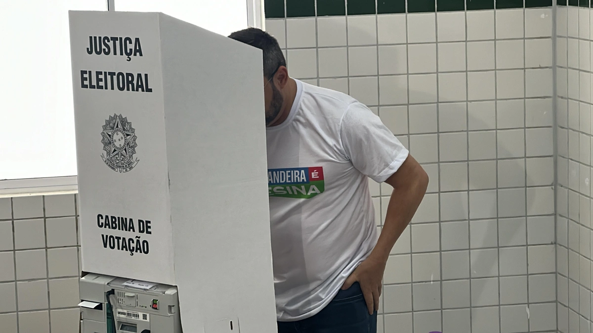 Fábio Novo vota na zona Leste de Teresina