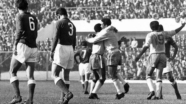 Garrincha, Vavá e Amarildo comemoram gol da Seleção Brasileira na semifinal da Copa de 1962 contra o Chile