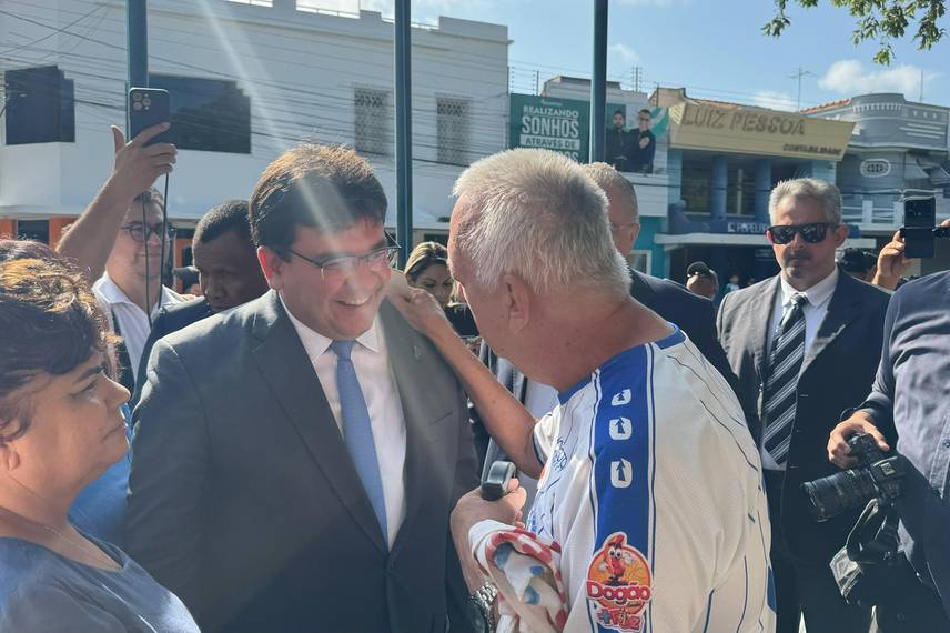 Governador participa de solenidades e inaugura Escola do Mar no litoral do Piauí
