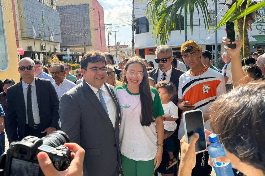 Governador participa de solenidades e inaugura Escola do Mar no litoral do Piauí