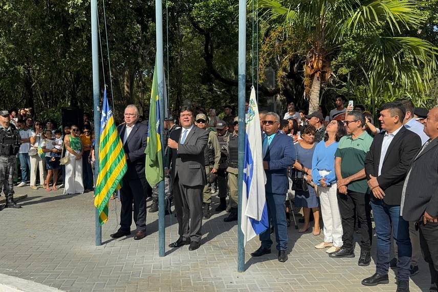 Governador participa de solenidades e inaugura Escola do Mar no litoral do Piauí