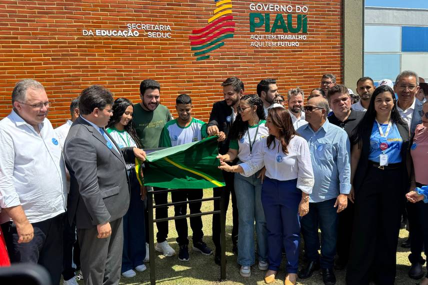 Governador participa de solenidades e inaugura Escola do Mar no litoral do Piauí