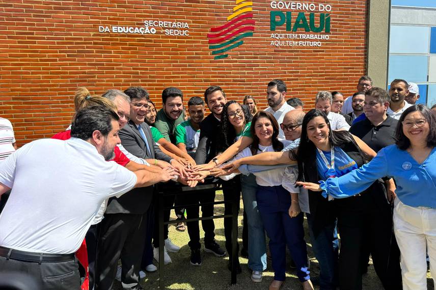 Governador participa de solenidades e inaugura Escola do Mar no litoral do Piauí