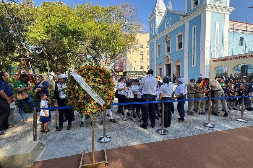 Governador participa de solenidades e inaugura Escola do Mar no litoral do Piauí