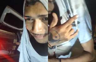 Homem faz gesto de facção criminosa e sorri ao ser preso por furto em Lagoa Alegre (Foto: Repórter 12/Conecta Piauí)