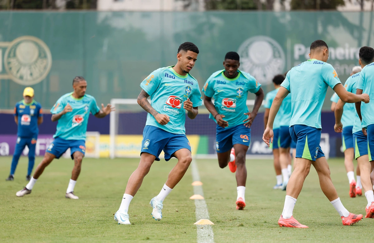 Jogadores participam do último treino antes da partida