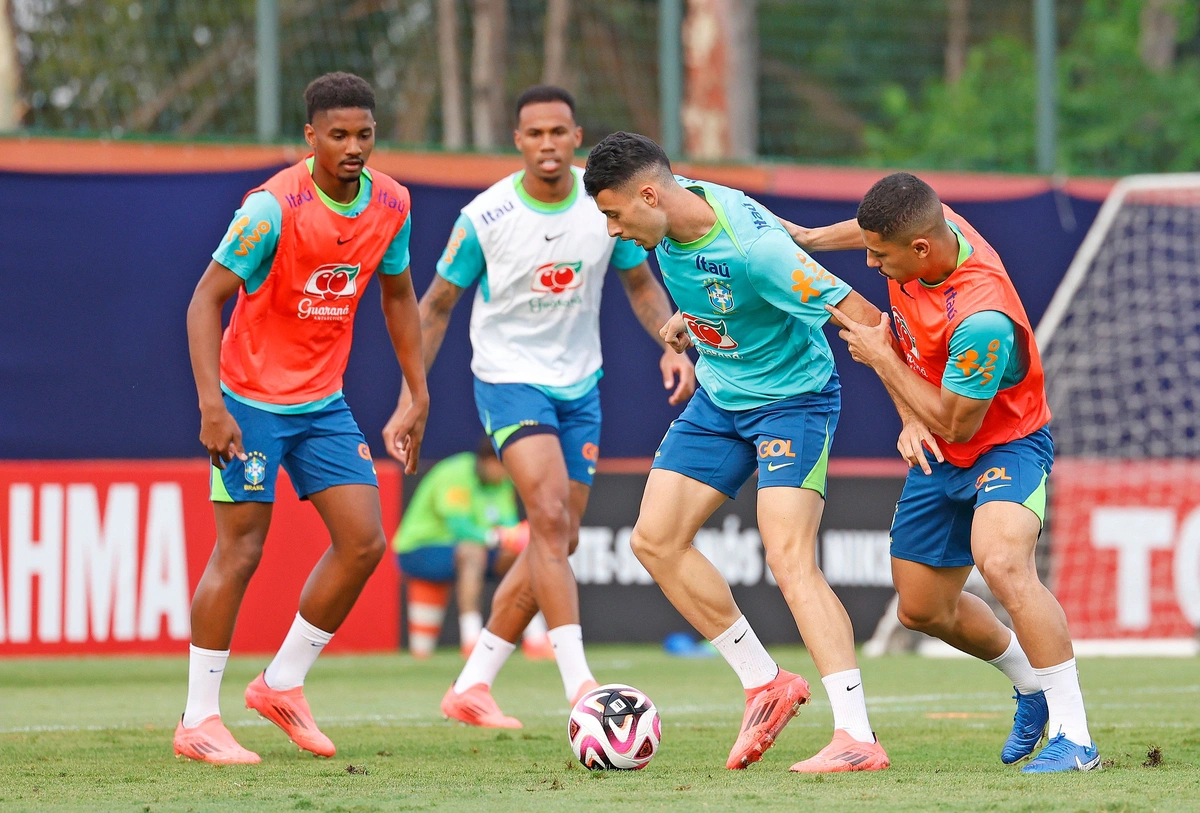 Jogadores participam do último treino antes da partida