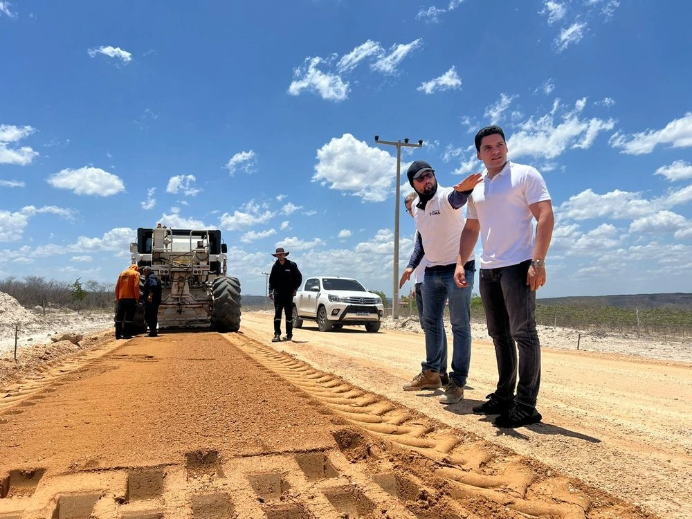 Leonardo Sobral visita obras na região dos Carnaubais