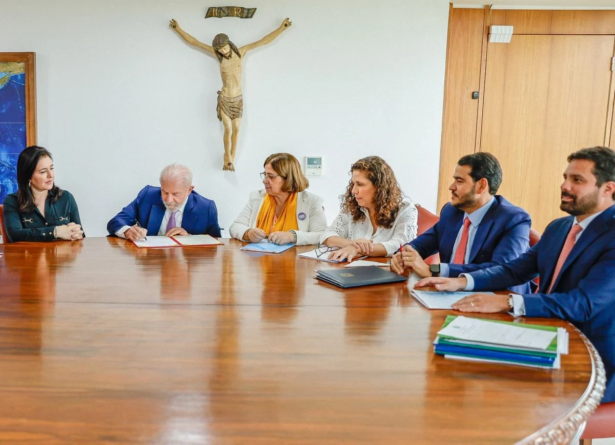 Lula sanciona lei que aumenta pena para feminicídio e crimes contra mulheres
