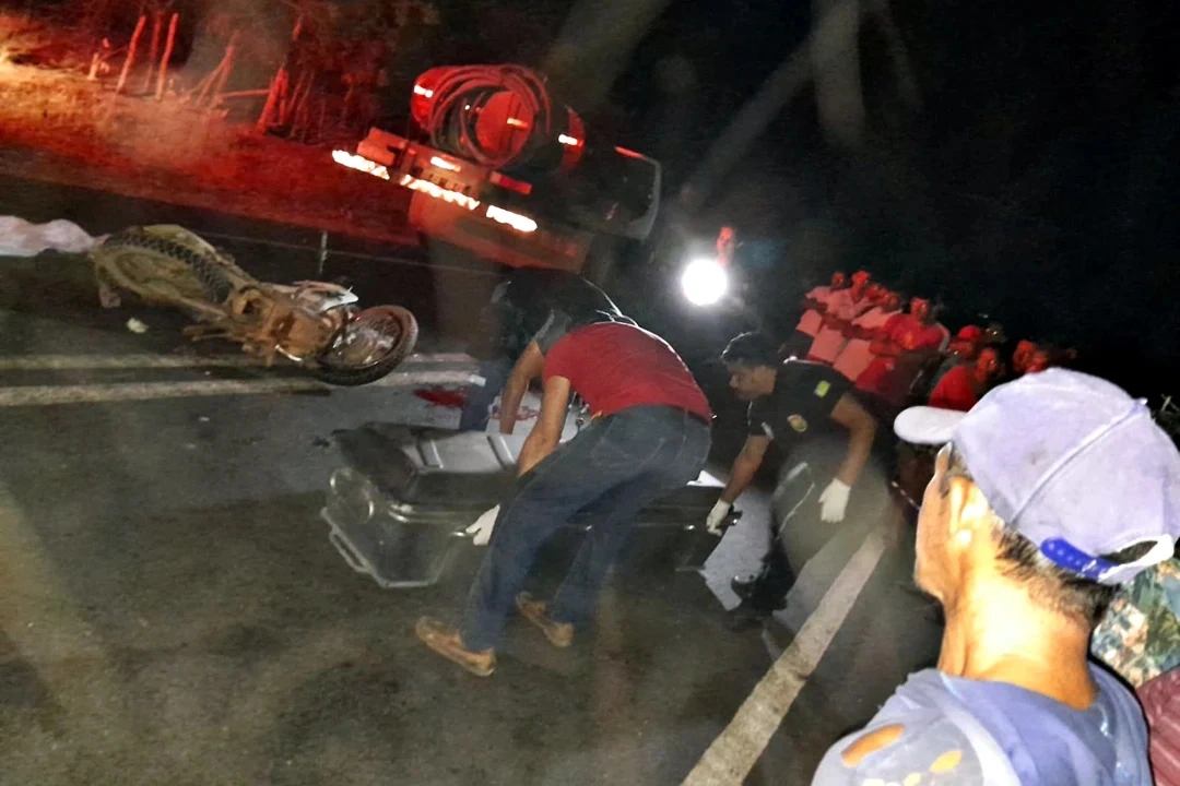 Motociclista morre após colidir contra caminhão-pipa
